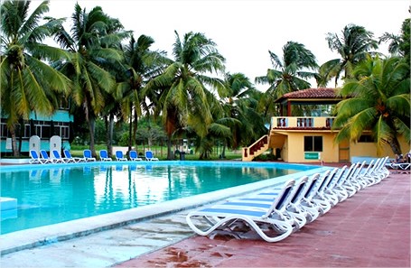 Imagen de la piscina del Hotel Villa Bayamo. Foto 16