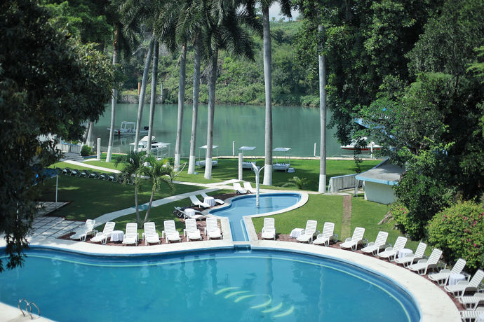 Imagen de la piscina del Hotel Villa Bejar Tequesquitengo. Foto 10