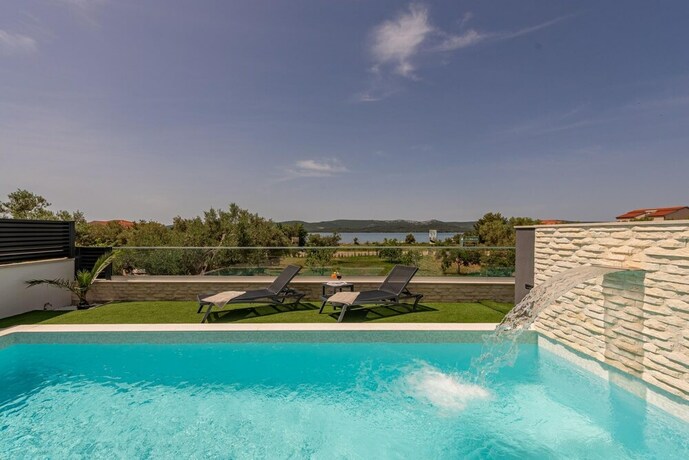 Imagen general del Hotel Villa Blue Sky in Turanj. Foto 3