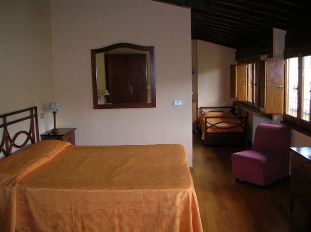Imagen de la habitación del Hotel Villa Bonelli. Foto 7