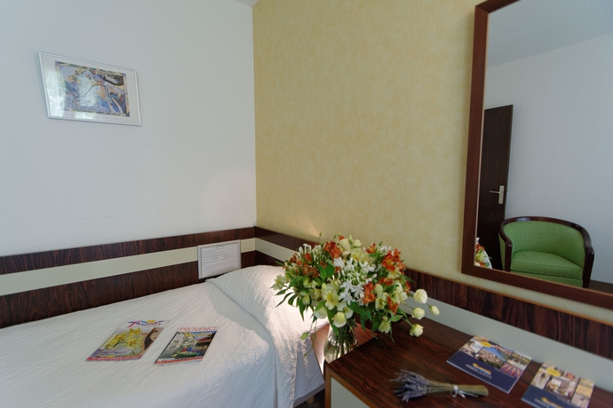 Imagen de la habitación del Hotel Villa Borghese, The Originals Relais. Foto 5