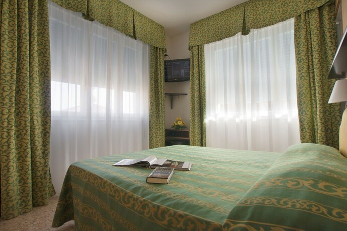 Imagen de la habitación del Hotel Villa Bruna. Foto 28