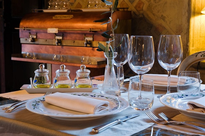 Imagen del bar/restaurante del Hotel Villa Campestri Olive Oil Resort. Foto 1