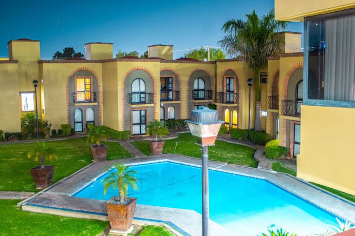 Imagen de la piscina del Hotel Villa Capri Morelia. Foto 4