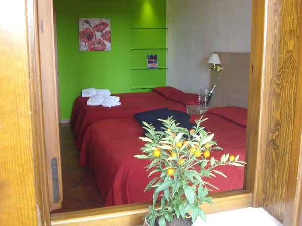 Imagen de la habitación del Hotel Villa Carlo Resort. Foto 12