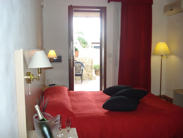 Imagen de la habitación del Hotel Villa Carlo Resort. Foto 13