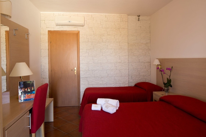 Imagen de la habitación del Hotel Villa Carlo Resort. Foto 15