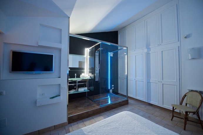 Imagen de la habitación del Hotel Villa Carlo Resort. Foto 16