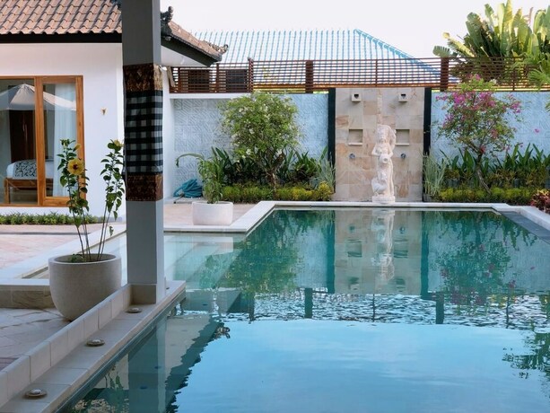 Imagen de la piscina del Hotel Villa Casablanca Surf Keramas. Foto 28