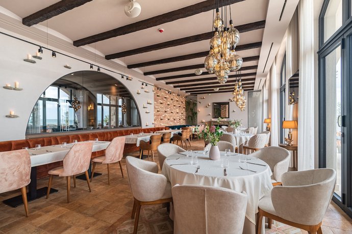 Imagen del bar/restaurante del Hotel Villa Chinka by Astor Garden Hotel. Foto 4
