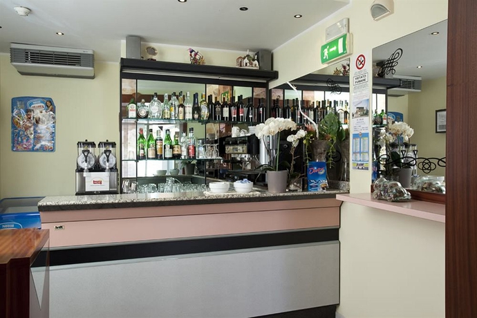 Imagen del bar/restaurante del Hotel Villa Cicchini. Foto 5