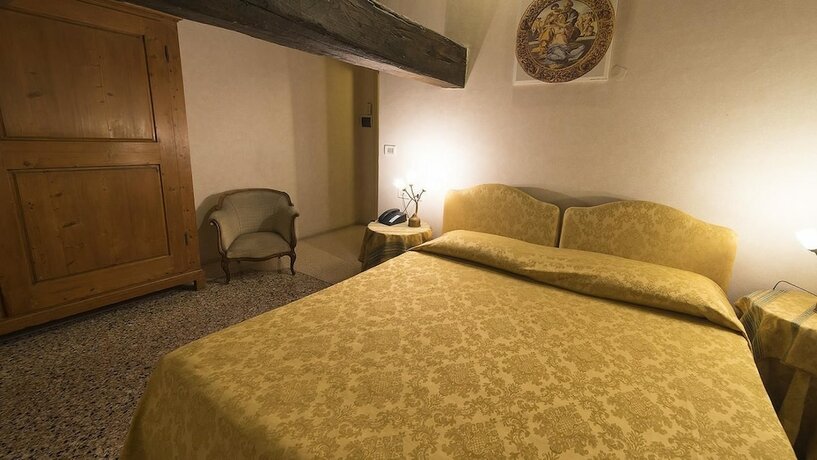 Imagen de la habitación del Hotel Villa Cigolotti. Foto 15