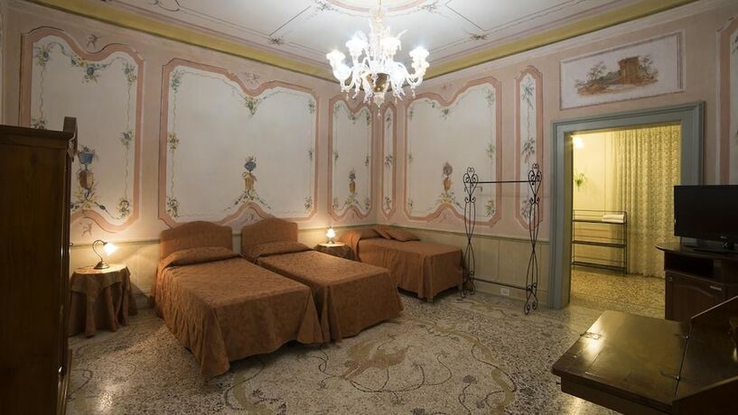 Imagen de la habitación del Hotel Villa Cigolotti. Foto 18