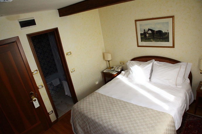 Imagen de la habitación del Hotel Villa Cipriani. Foto 9