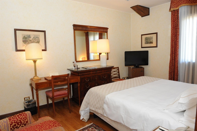 Imagen de la habitación del Hotel Villa Cipriani. Foto 11