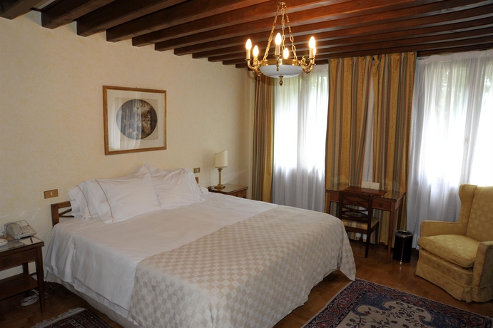 Imagen de la habitación del Hotel Villa Cipriani. Foto 13