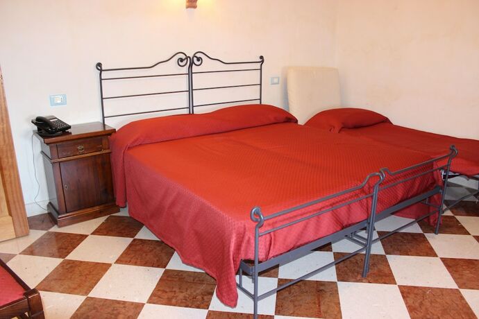 Imagen de la habitación del Hotel Villa Cosilinum. Foto 20