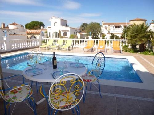 Imagen general del Hotel Villa Creus 33 a Empuriabrava. Foto 4