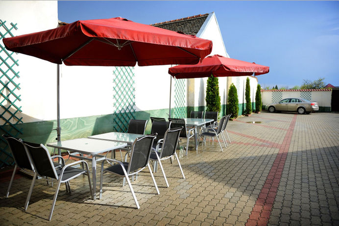 Imagen de los exteriores del Hotel Villa Cristian. Foto 12