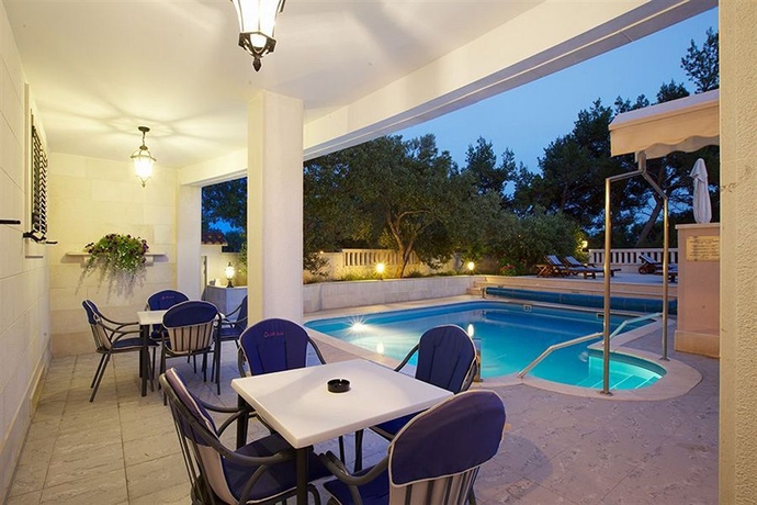 Imagen de la piscina del Hotel Villa Daniela. Foto 14