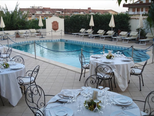 Imagen de la piscina del Hotel Villa Daphne. Foto 15