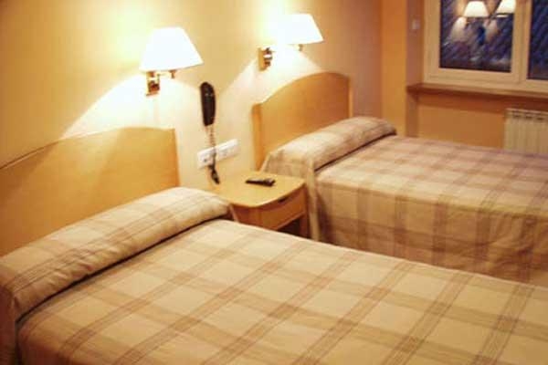 Imagen de la habitación del Hotel Villa De Ayerbe. Foto 19