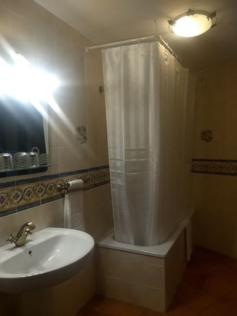 Imagen de la habitación del Hotel Villa De Berzocana. Foto 11
