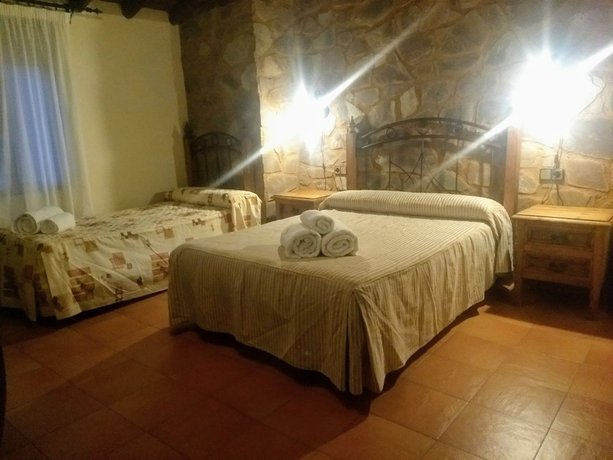Imagen de la habitación del Hotel Villa De Berzocana. Foto 13