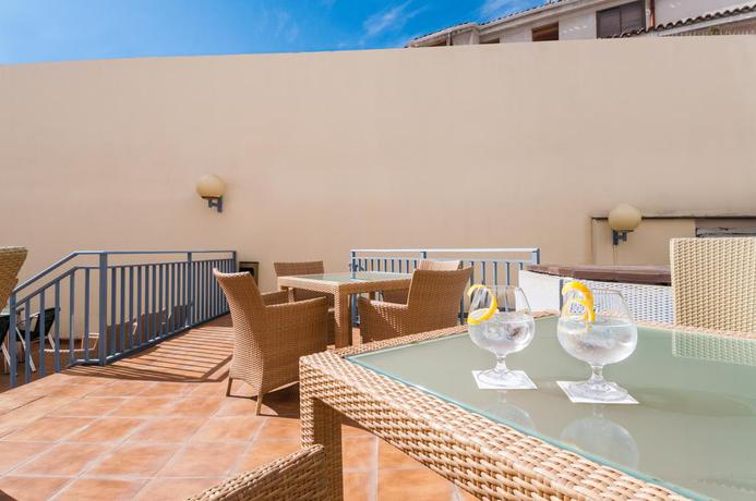 Imagen de los exteriores del Hotel Villa De Pinto. Foto 6