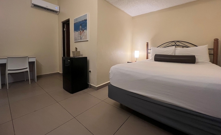Imagen de la habitación del Hotel Villa Del Sol, Isla Verde. Foto 2