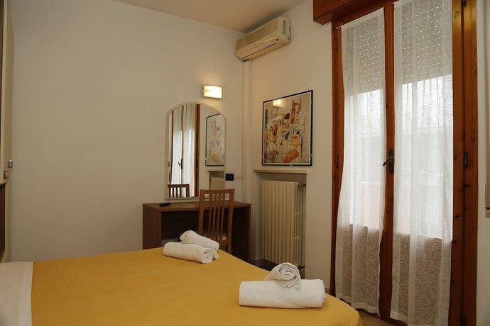 Imagen de la habitación del Hotel Villa Dina. Foto 3