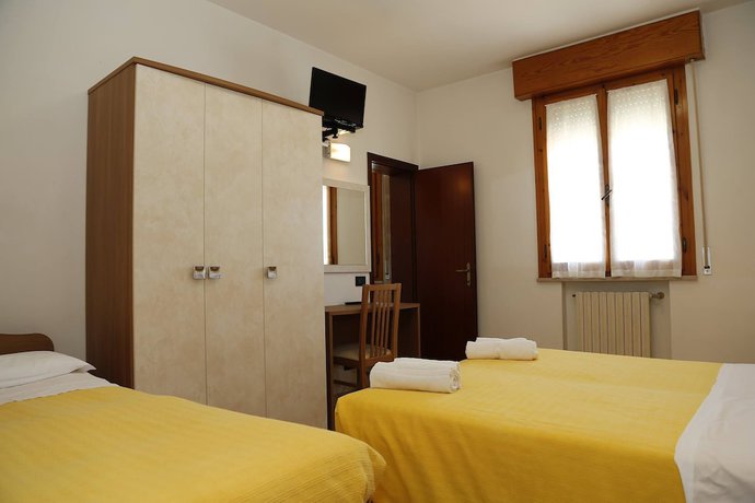Imagen de la habitación del Hotel Villa Dina. Foto 11