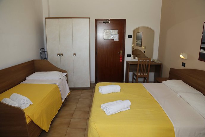 Imagen de la habitación del Hotel Villa Dina. Foto 13