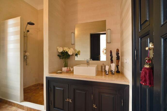 Imagen de la habitación del Hotel Villa Dinari. Foto 12