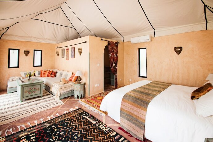 Imagen de la habitación del Hotel Villa Dinari. Foto 18