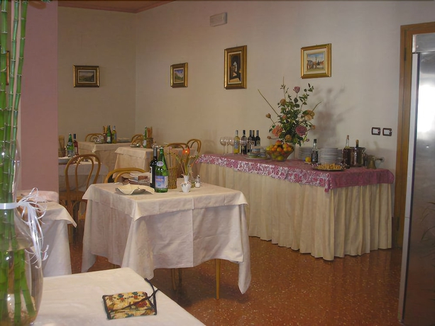 Imagen del bar/restaurante del Hotel Villa Dionori. Foto 2