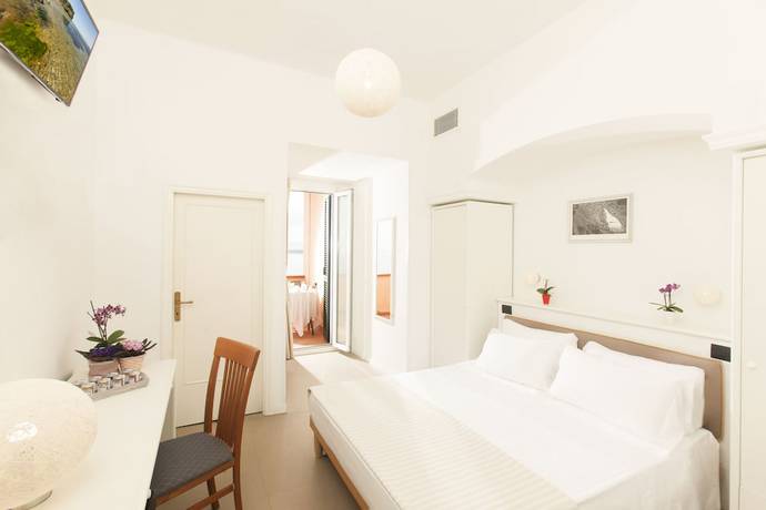 Imagen de la habitación del Hotel Villa Domizia. Foto 18