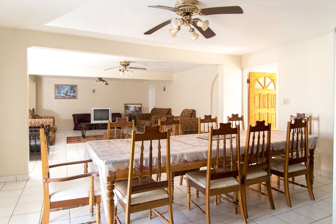 Imagen del bar/restaurante del Hotel Villa Donna Inn. Foto 3