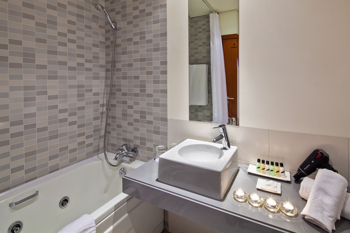 Imagen de la habitación del Hotel Villa Doris Suites. Foto 7