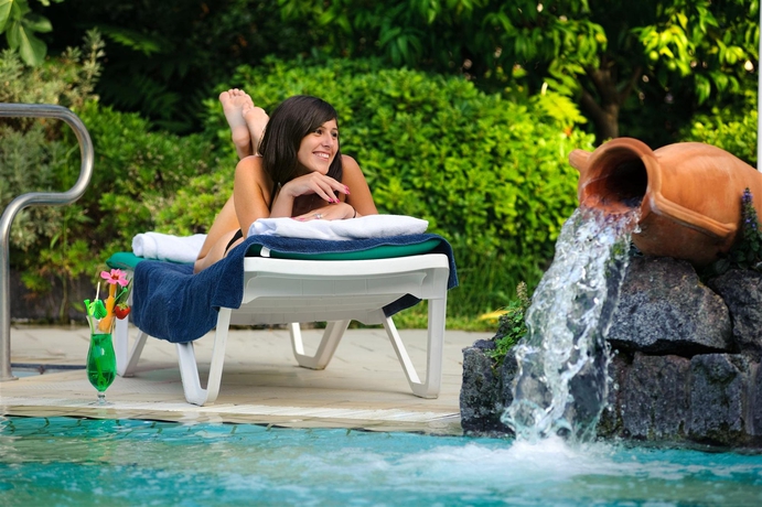 Imagen de la piscina del Hotel Villa Durrueli Resort and Spa. Foto 12