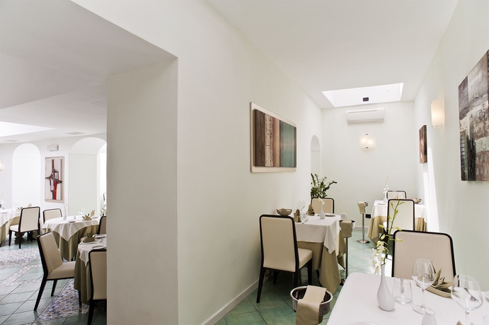 Imagen del bar/restaurante del Hotel Villa Durrueli Resort and Spa. Foto 2