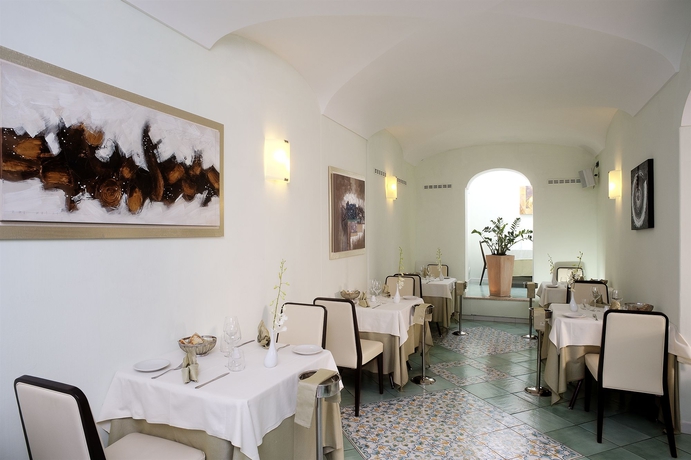 Imagen del bar/restaurante del Hotel Villa Durrueli Resort and Spa. Foto 3