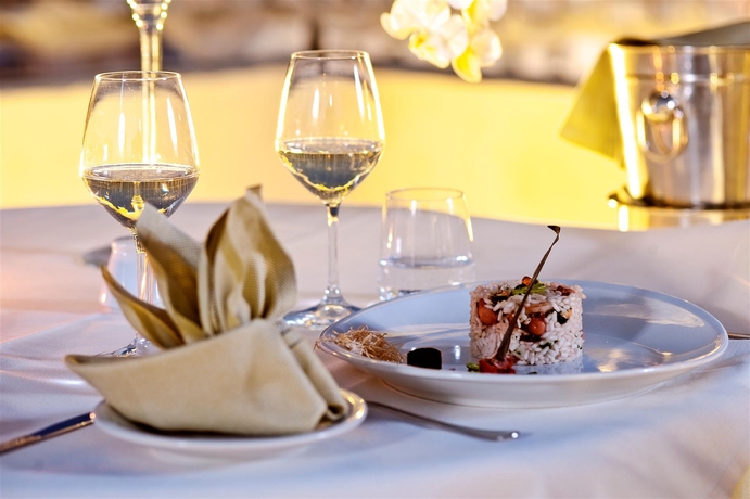 Imagen del bar/restaurante del Hotel Villa Durrueli Resort and Spa. Foto 4