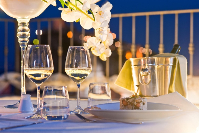 Imagen del bar/restaurante del Hotel Villa Durrueli Resort and Spa. Foto 5