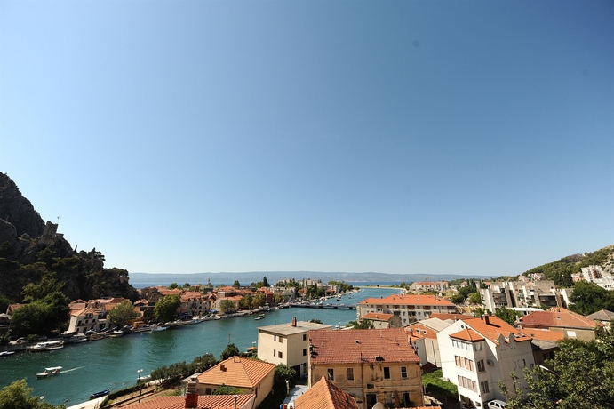 Imagen de los exteriores del Hotel Villa Dvor. Foto 6