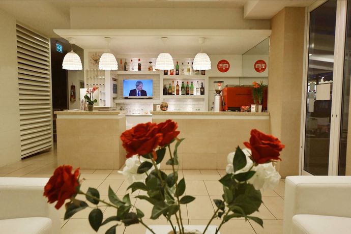 Imagen del bar/restaurante del Hotel Villa Edda. Foto 4