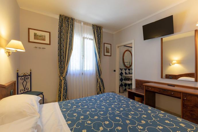 Imagen de la habitación del Hotel Villa Elda. Foto 17