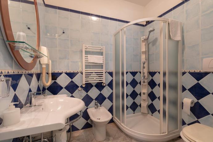 Imagen de la habitación del Hotel Villa Elda. Foto 18