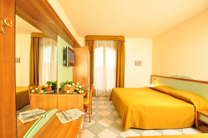 Imagen de la habitación del Hotel Villa Elena. Foto 6