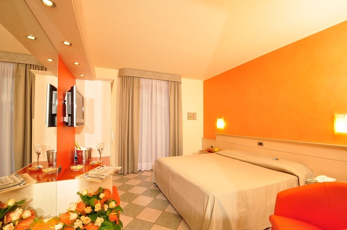 Imagen de la habitación del Hotel Villa Elena. Foto 7